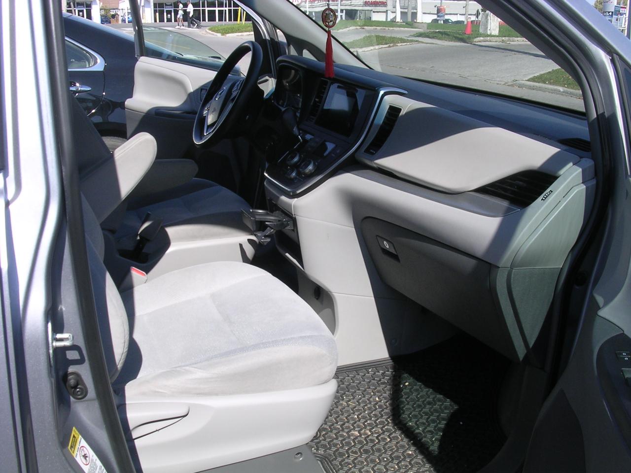 2015 Toyota Sienna 5DR 7-PASS FWD - Photo #9