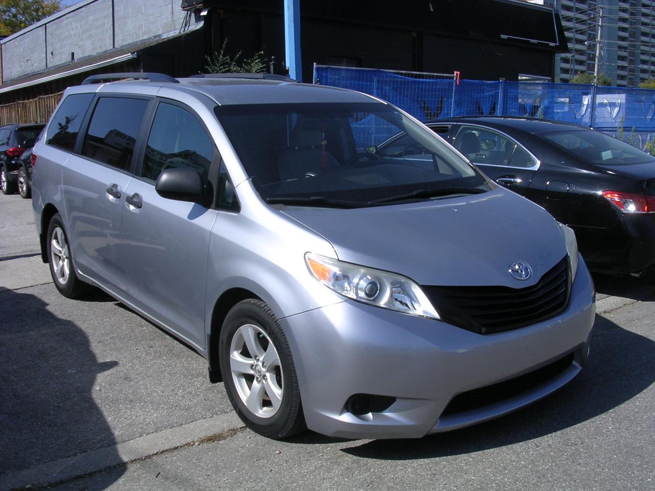 2015 Toyota Sienna 5DR 7-PASS FWD - Photo #2