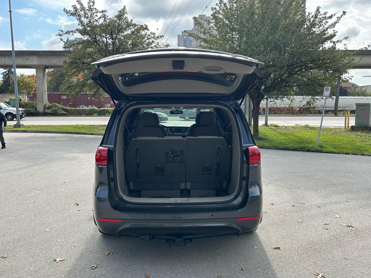 2017 Kia Sedona LX+ - Photo #8