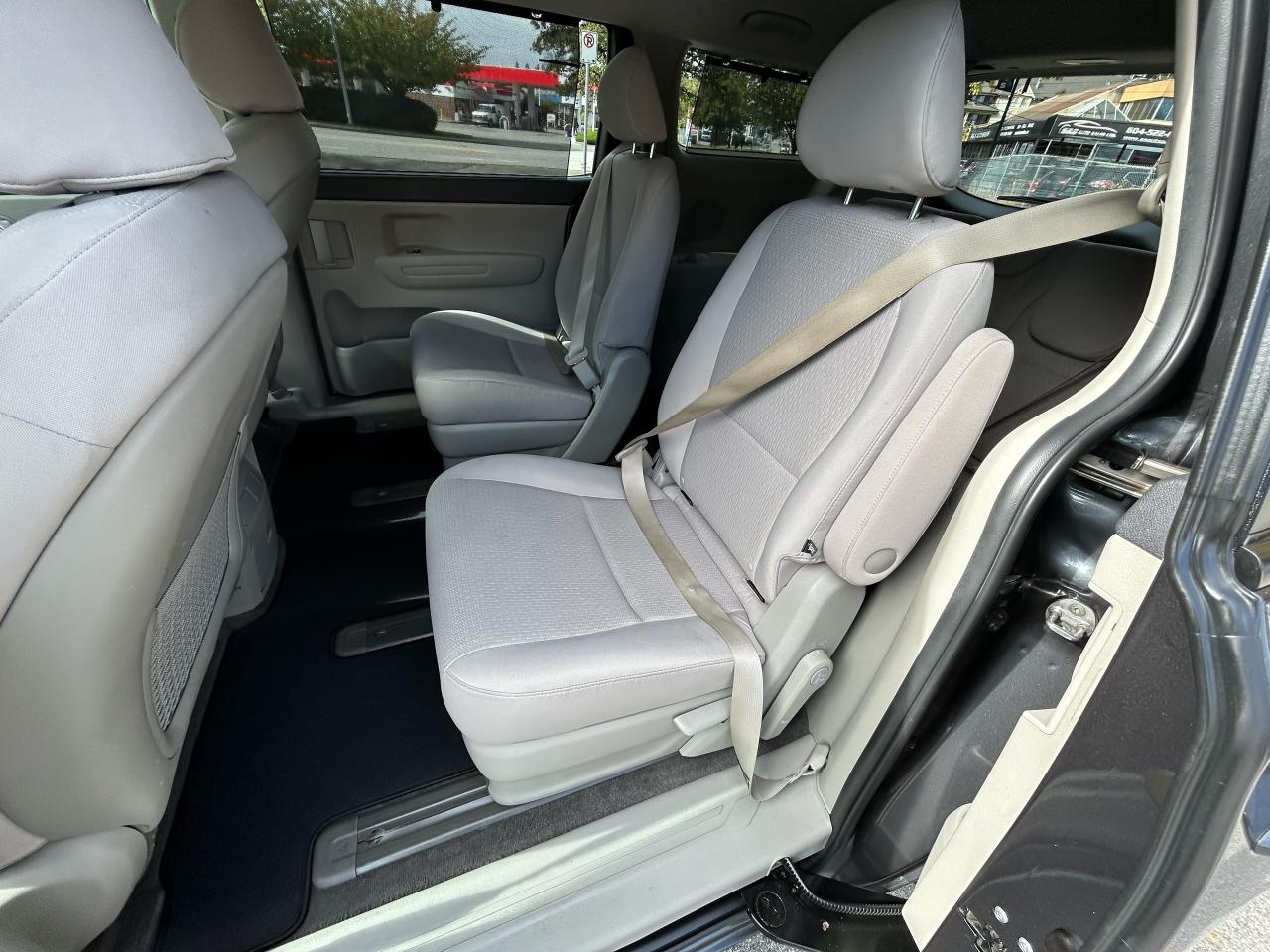 2017 Kia Sedona LX+ - Photo #9