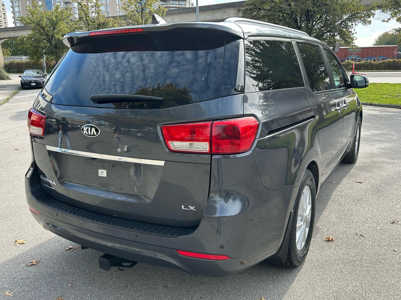 2017 Kia Sedona LX+ - Photo #6
