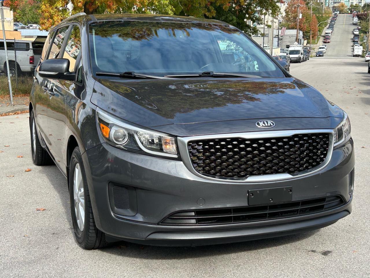 2017 Kia Sedona LX+ - Photo #4