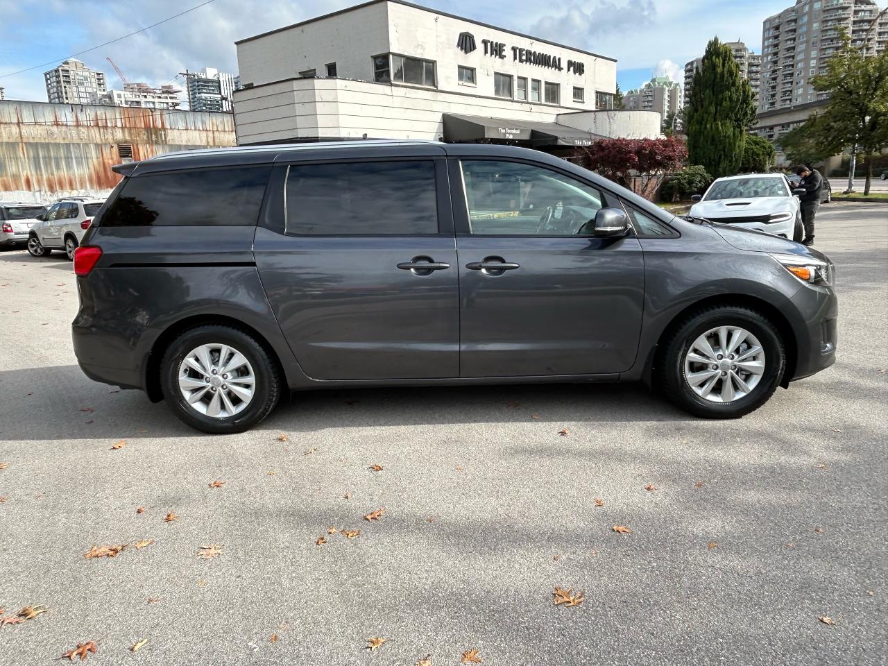 2017 Kia Sedona LX+ - Photo #5