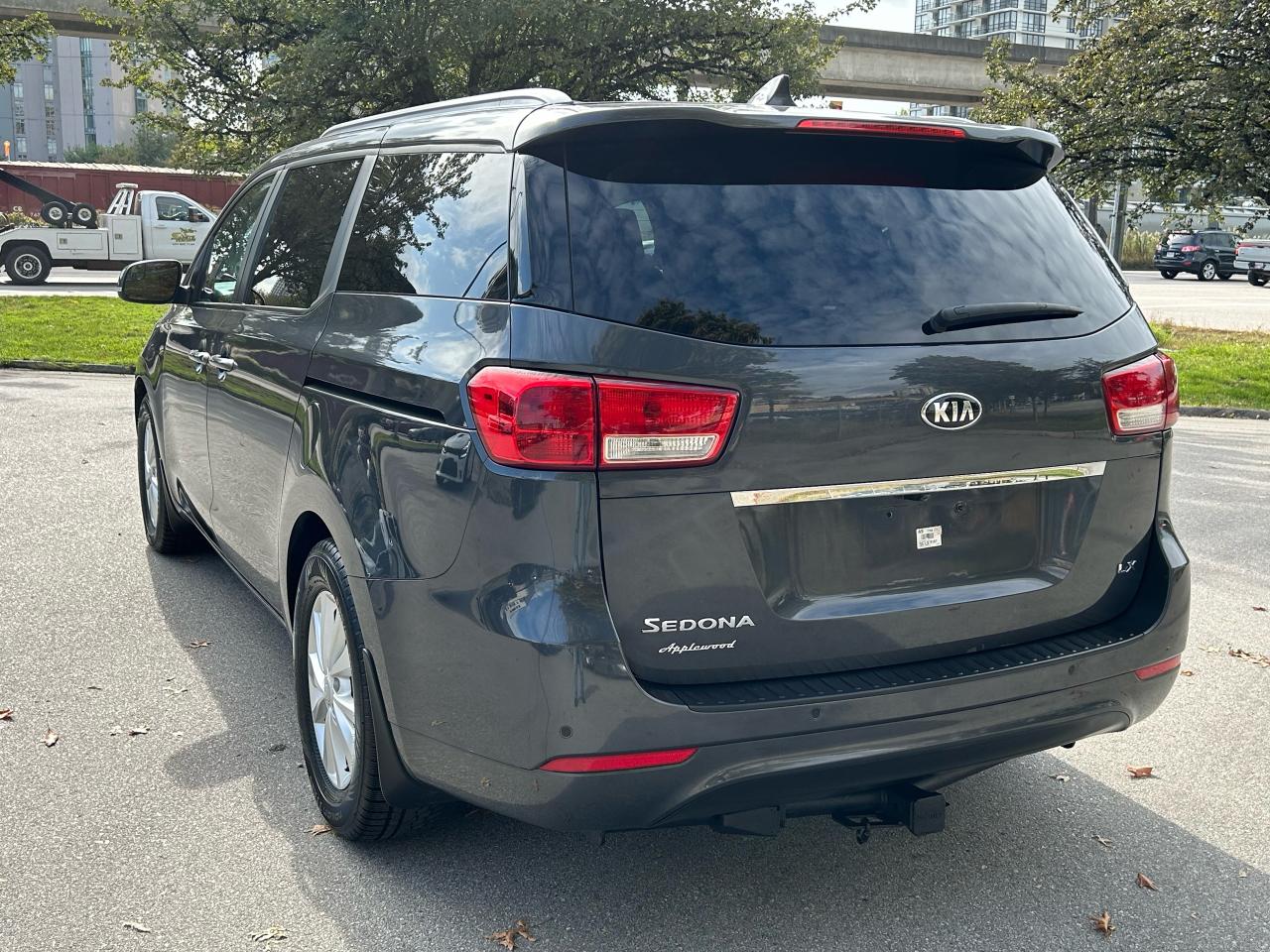 2017 Kia Sedona LX+ - Photo #3