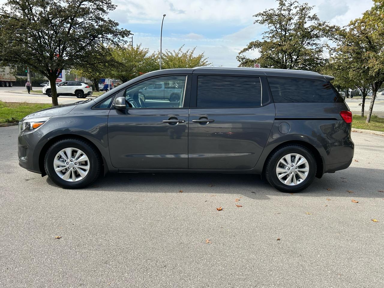 2017 Kia Sedona LX+ - Photo #2