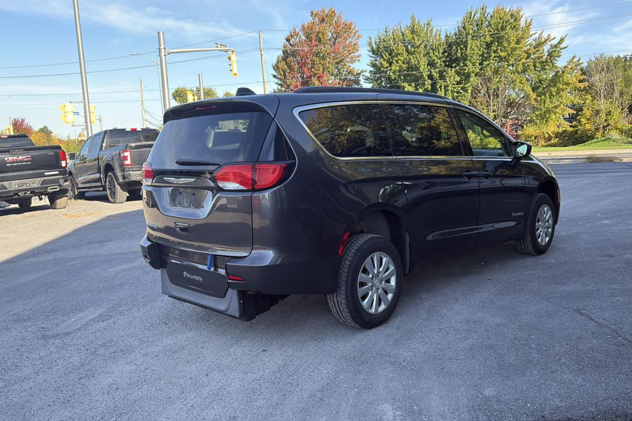 2018 Chrysler Pacifica L - Photo #3