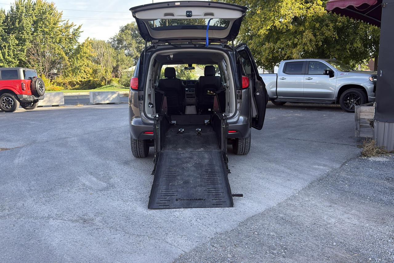 2018 Chrysler Pacifica L - Photo #5