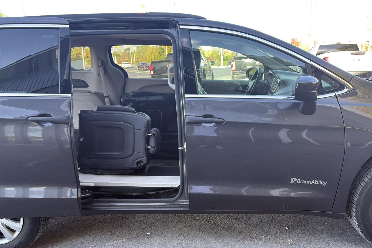 2018 Chrysler Pacifica L - Photo #7