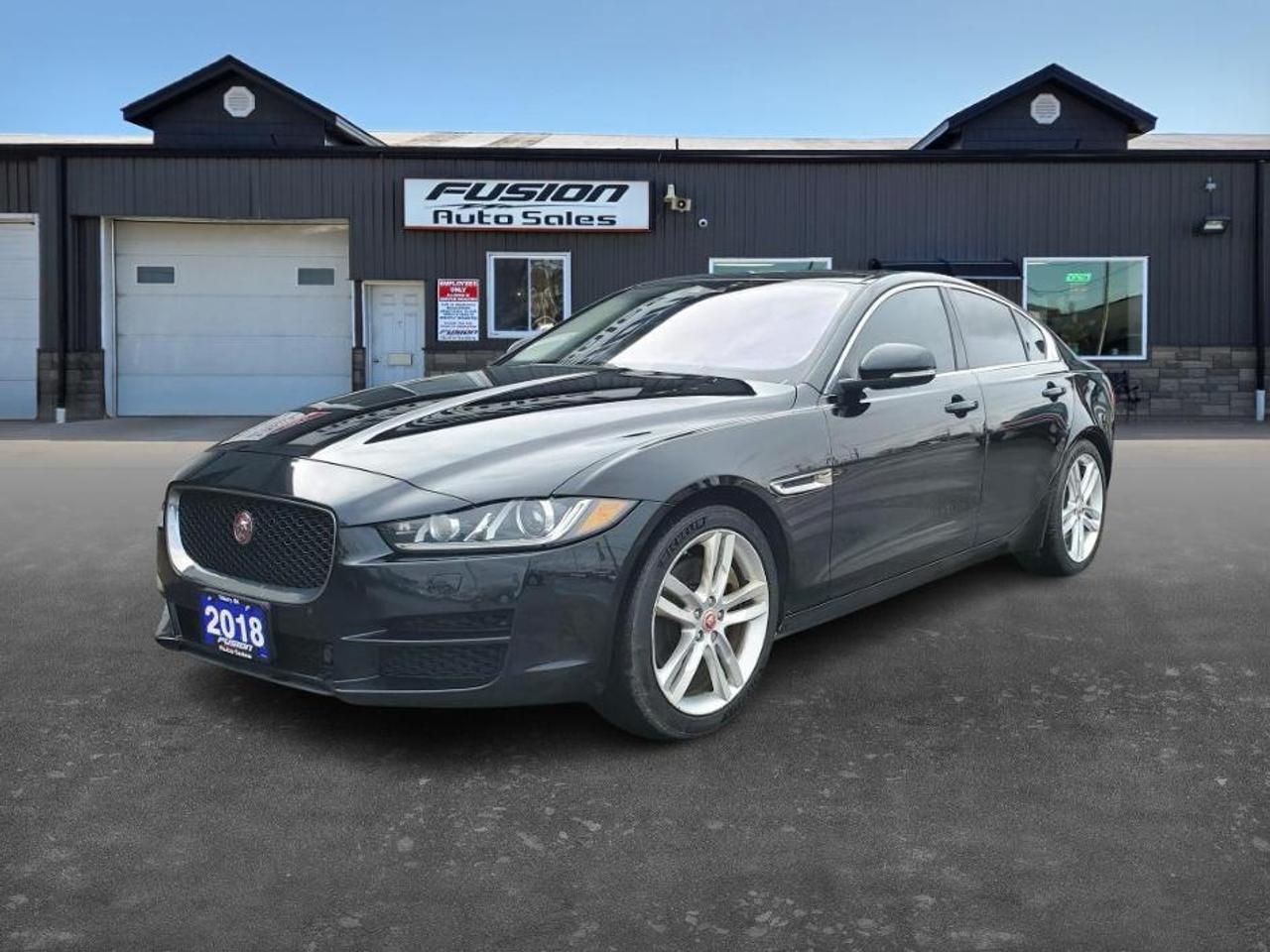 2018 Jaguar XE 30t AWD Prestige-SUNROOF-LEATHER-NAVIGATION Photo