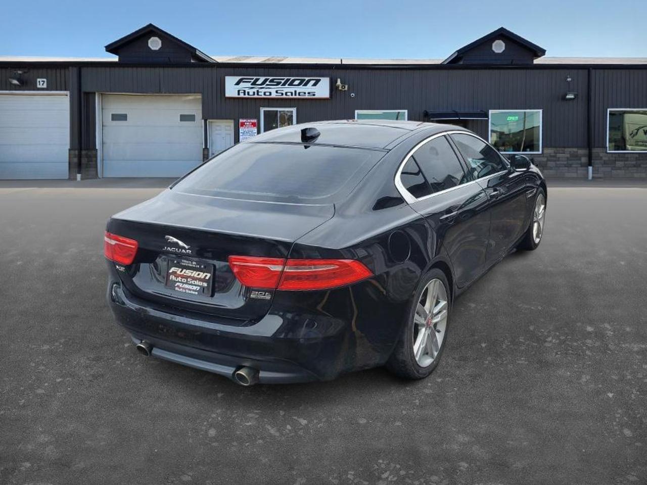 2018 Jaguar XE 30t AWD Prestige-SUNROOF-LEATHER-NAVIGATION Photo