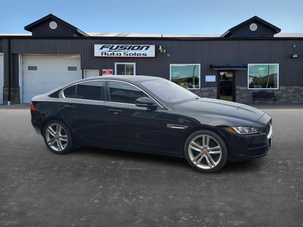 2018 Jaguar XE 30t AWD Prestige-SUNROOF-LEATHER-NAVIGATION Photo