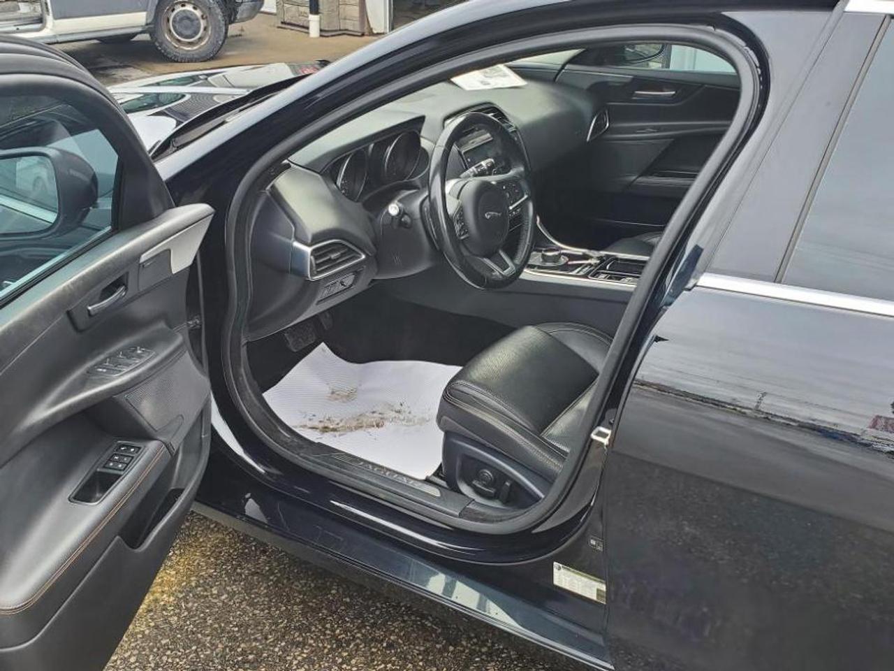 2018 Jaguar XE 30t AWD Prestige-SUNROOF-LEATHER-NAVIGATION Photo