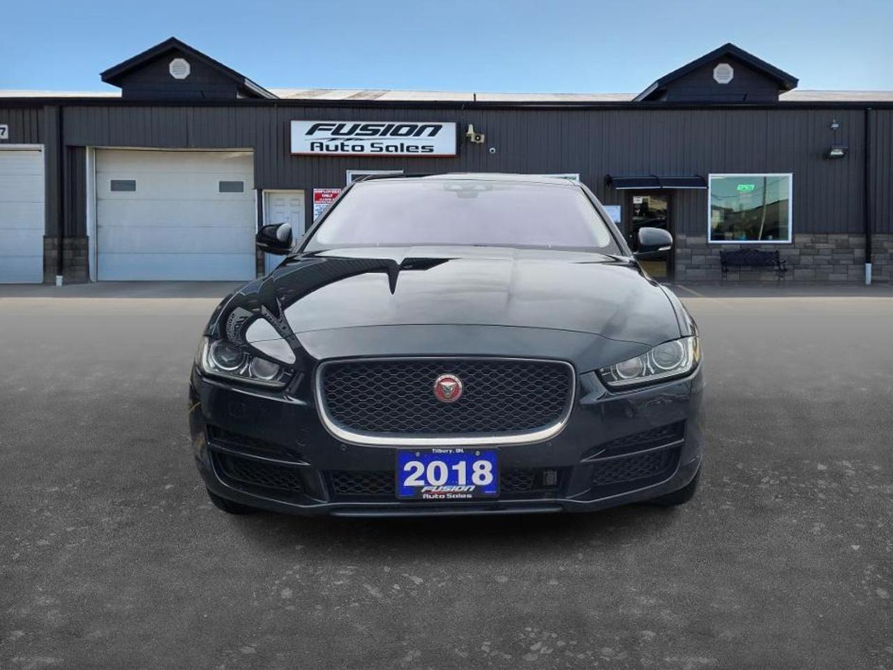 2018 Jaguar XE 30t AWD Prestige-SUNROOF-LEATHER-NAVIGATION Photo