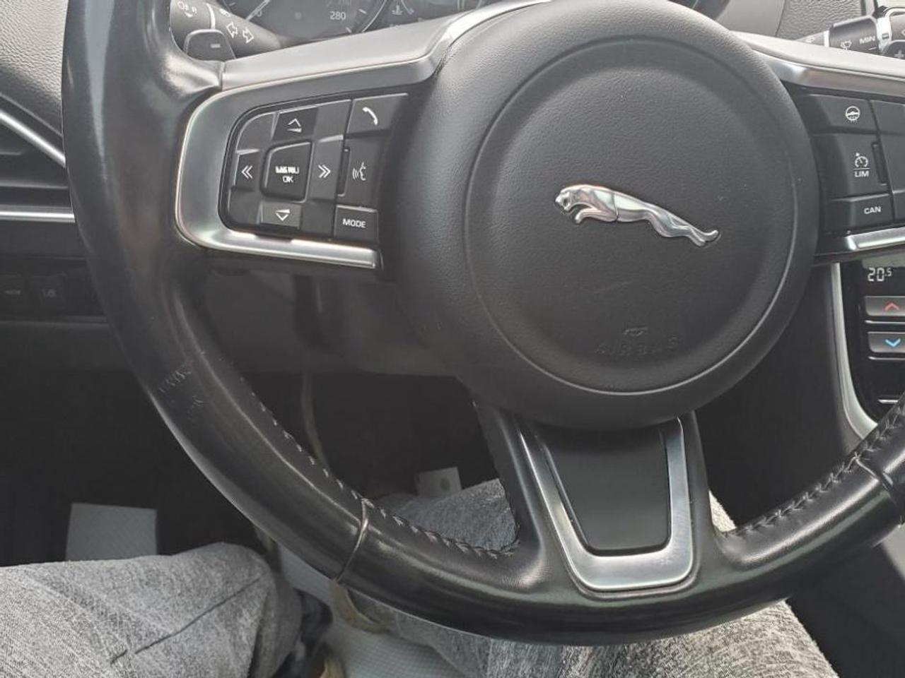 2018 Jaguar XE 30t AWD Prestige-SUNROOF-LEATHER-NAVIGATION Photo