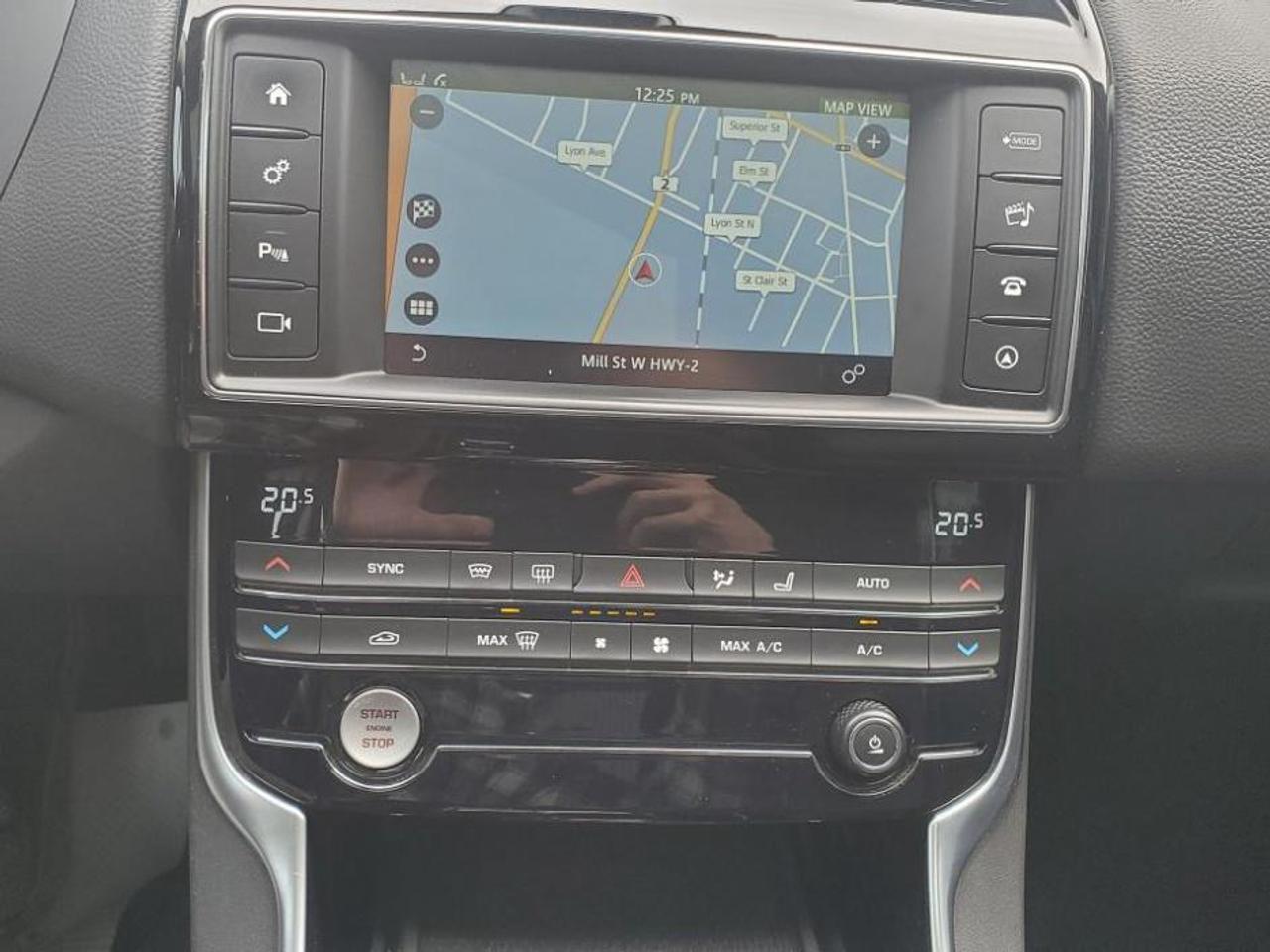 2018 Jaguar XE 30t AWD Prestige-SUNROOF-LEATHER-NAVIGATION Photo