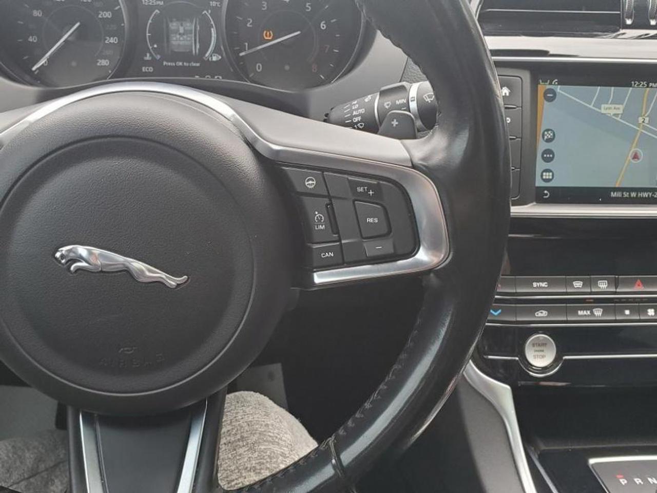 2018 Jaguar XE 30t AWD Prestige-SUNROOF-LEATHER-NAVIGATION Photo