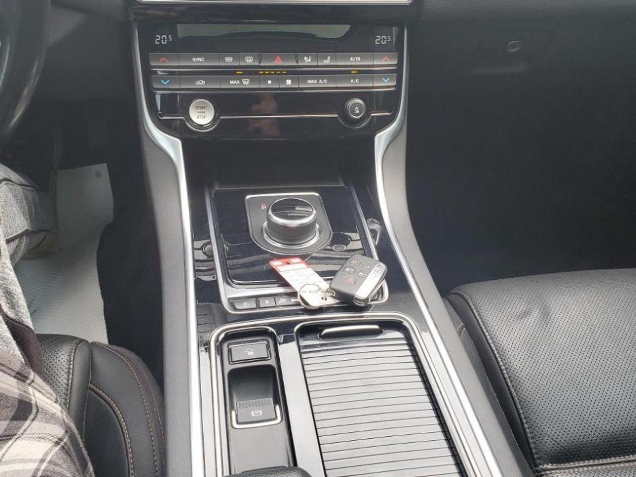 2018 Jaguar XE 30t AWD Prestige-SUNROOF-LEATHER-NAVIGATION Photo