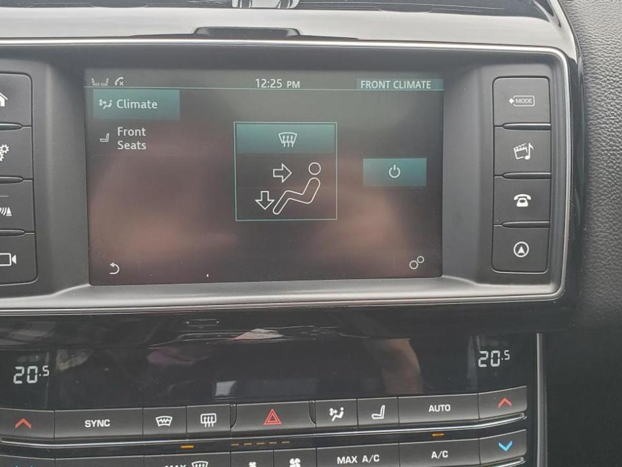 2018 Jaguar XE 30t AWD Prestige-SUNROOF-LEATHER-NAVIGATION Photo
