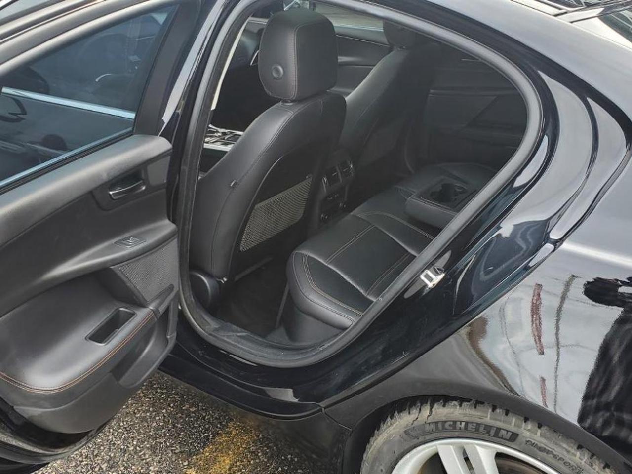 2018 Jaguar XE 30t AWD Prestige-SUNROOF-LEATHER-NAVIGATION Photo