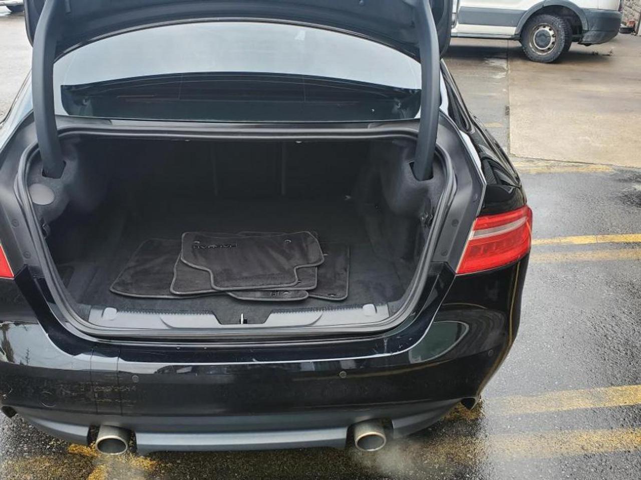 2018 Jaguar XE 30t AWD Prestige-SUNROOF-LEATHER-NAVIGATION Photo