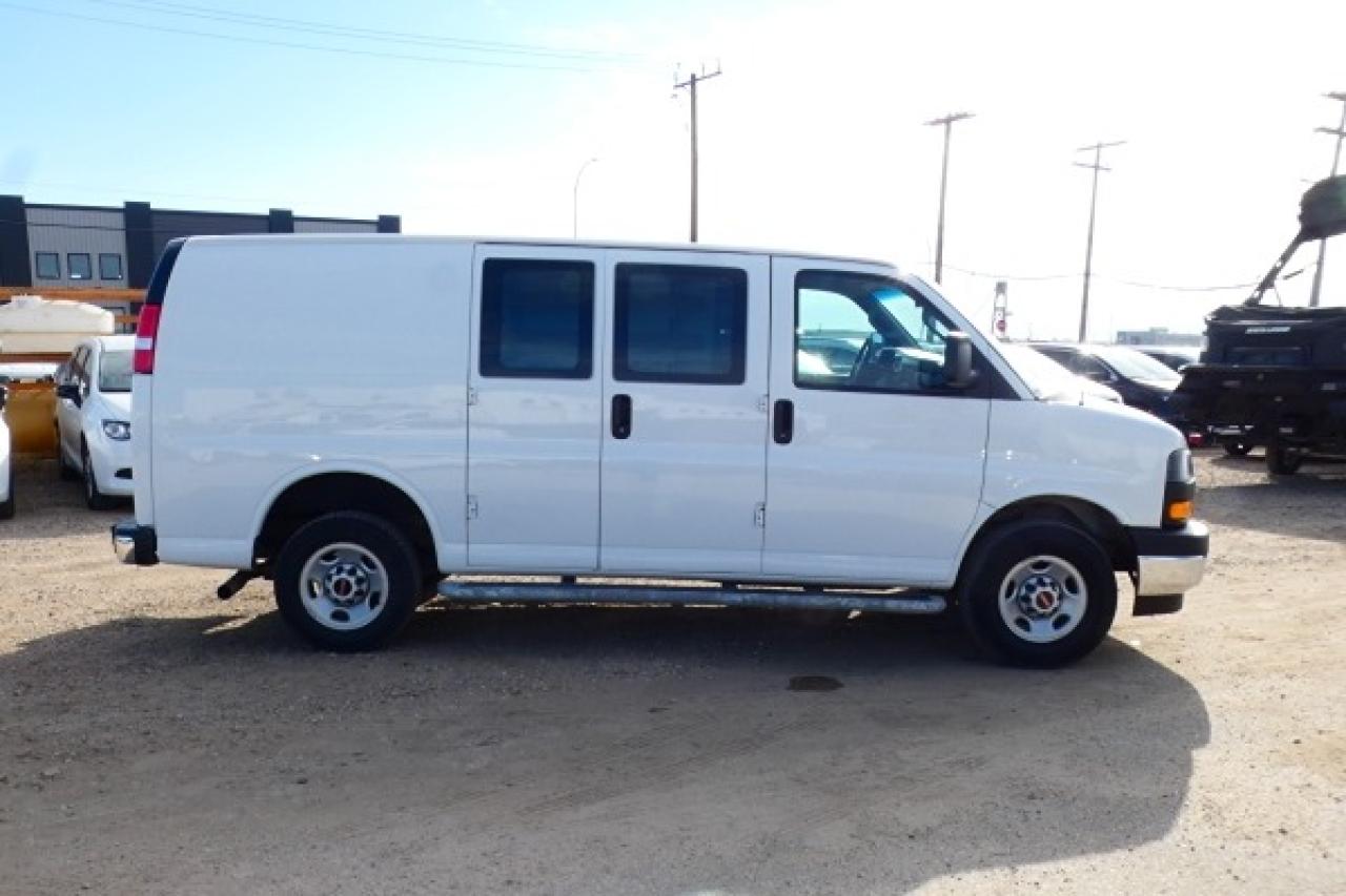 2023 GMC Savana Cargo Van RWD 2500 w/cloth seats, RVM BUC - Photo #5