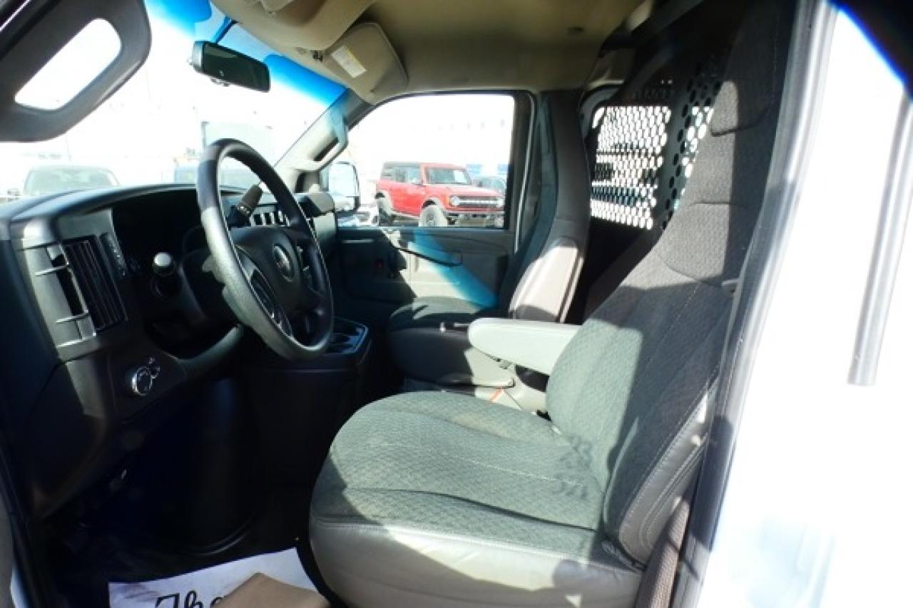 2023 GMC Savana Cargo Van RWD 2500 w/cloth seats, RVM BUC - Photo #12