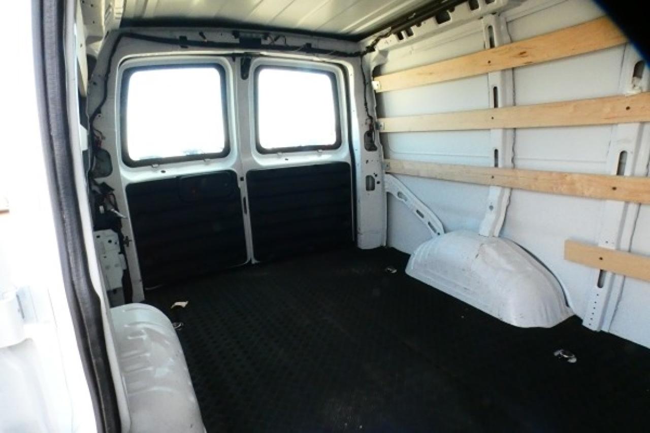 2023 GMC Savana Cargo Van RWD 2500 w/cloth seats, RVM BUC - Photo #9