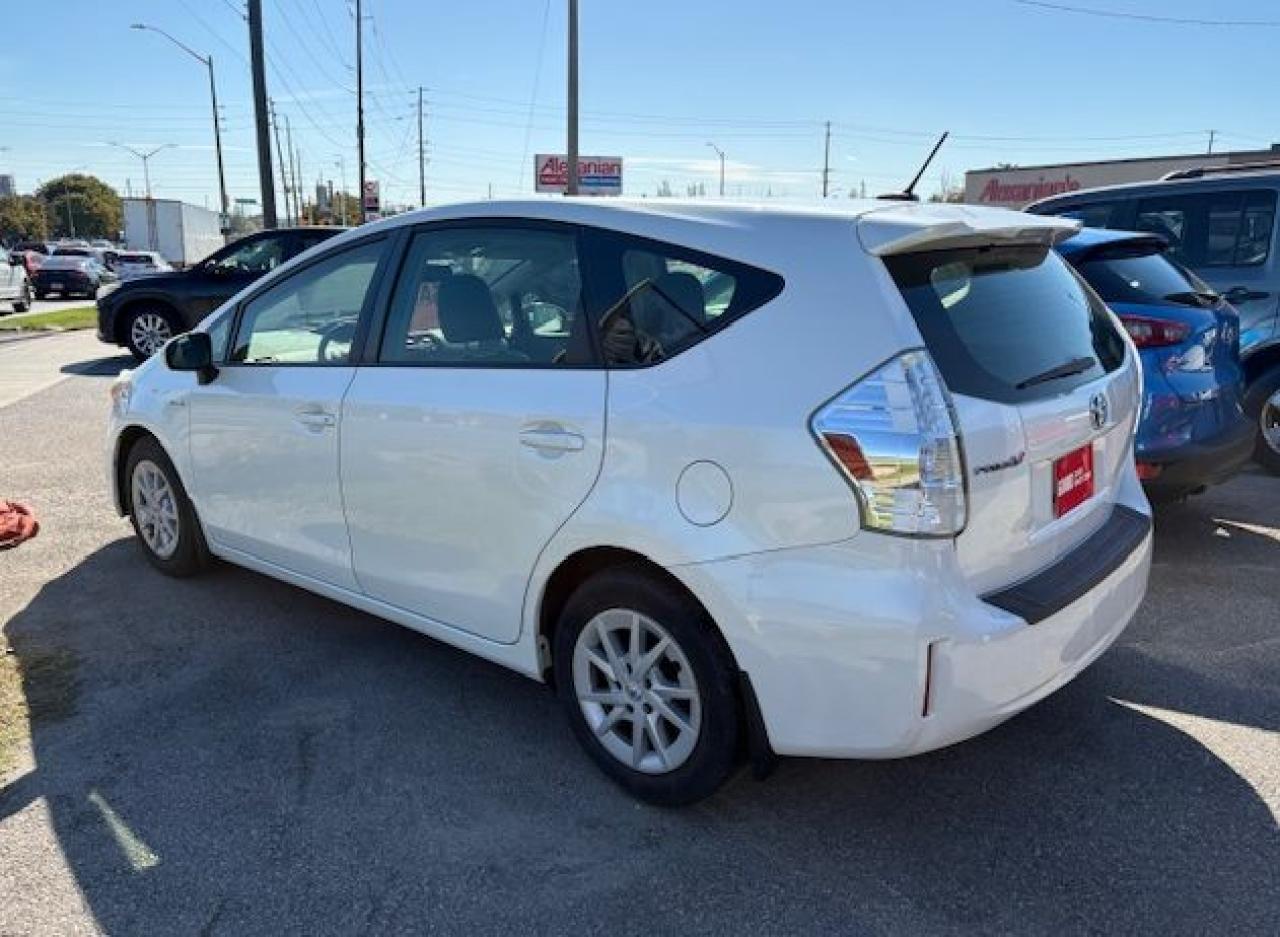 2014 Toyota Prius v  Photo