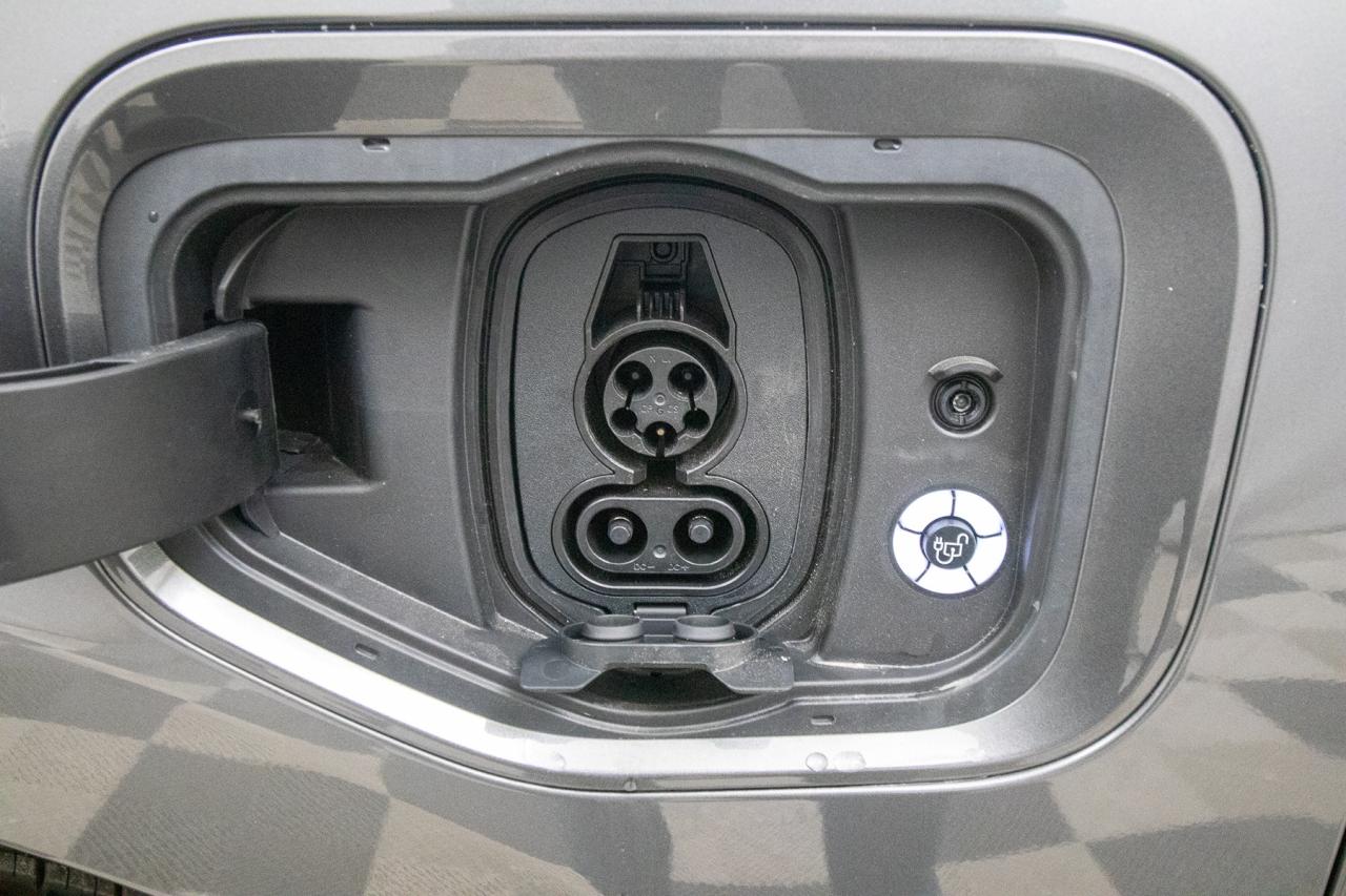 2025 Ford F-150 Lightning XLT 4WD SuperCrew 5.5' Box Photo5