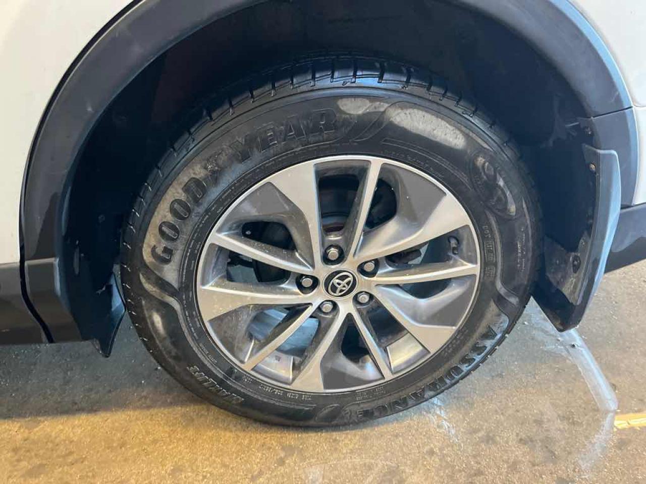 2017 Toyota RAV4 HV - Photo #15