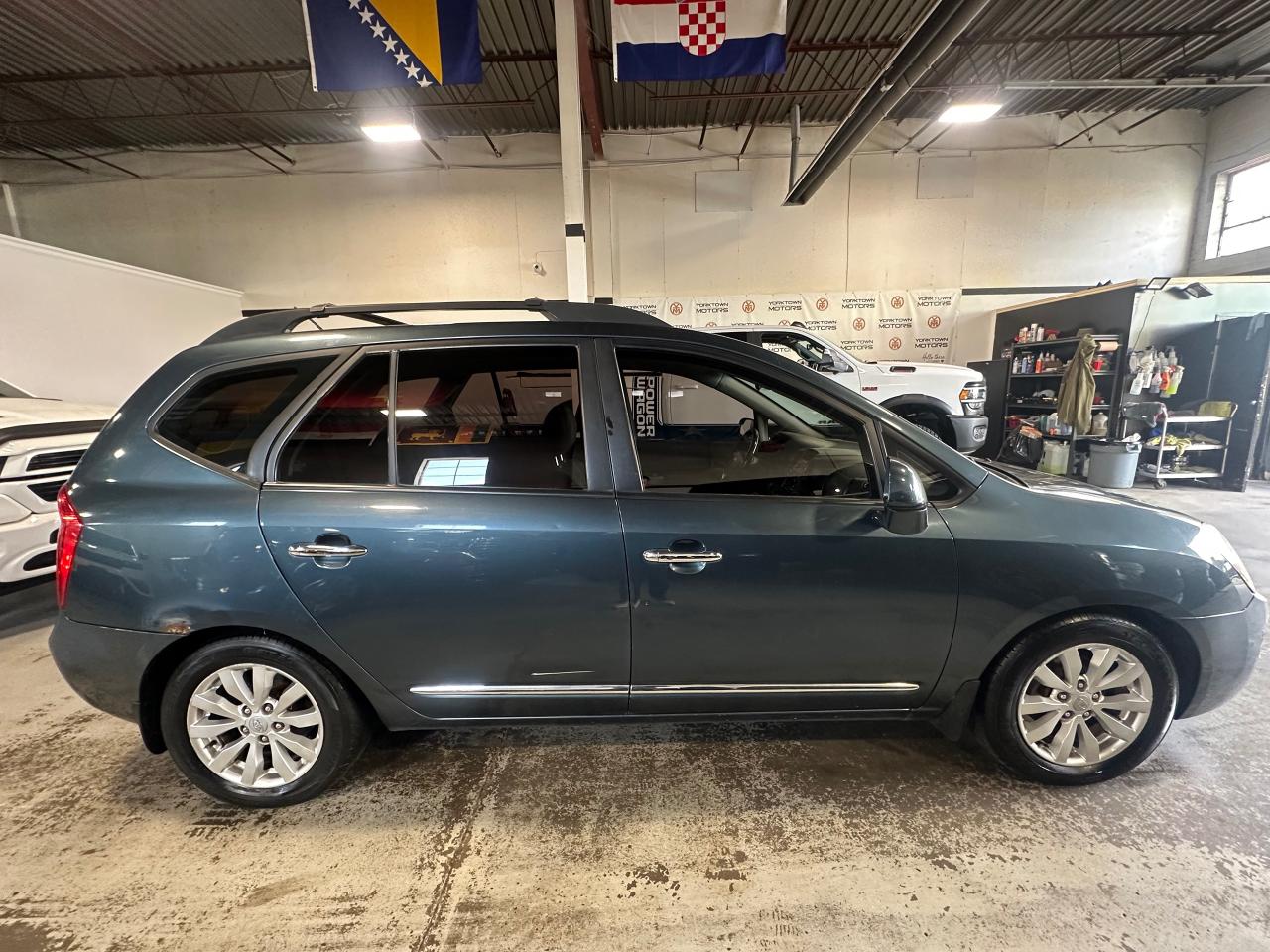 2010 Kia Rondo EX w/3rd Row Photo3