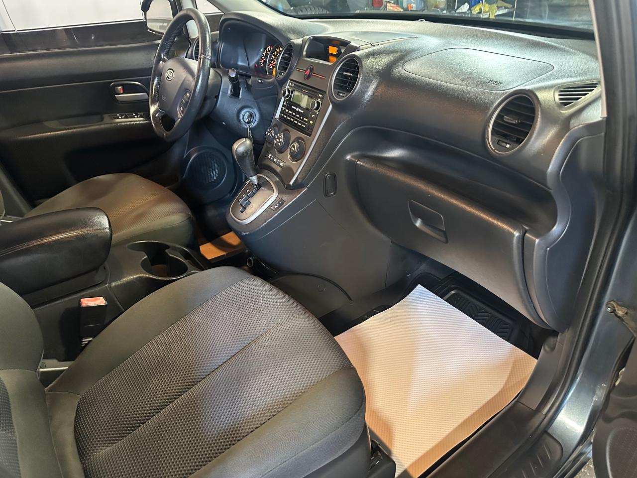 2010 Kia Rondo EX w/3rd Row - Photo #6