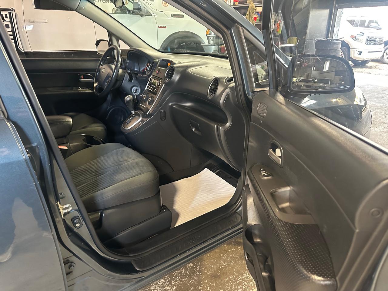 2010 Kia Rondo EX w/3rd Row Photo4