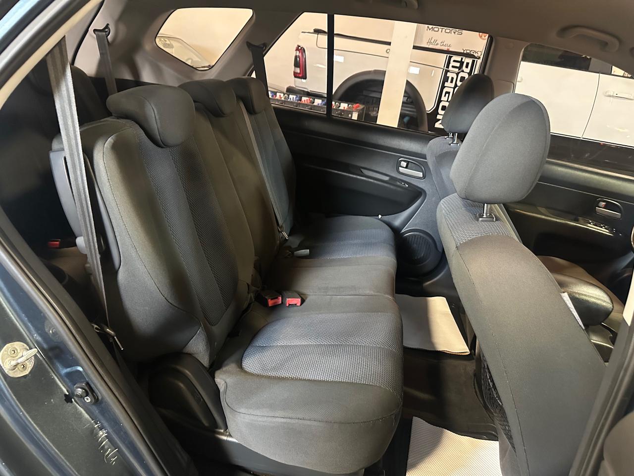2010 Kia Rondo EX w/3rd Row - Photo #9