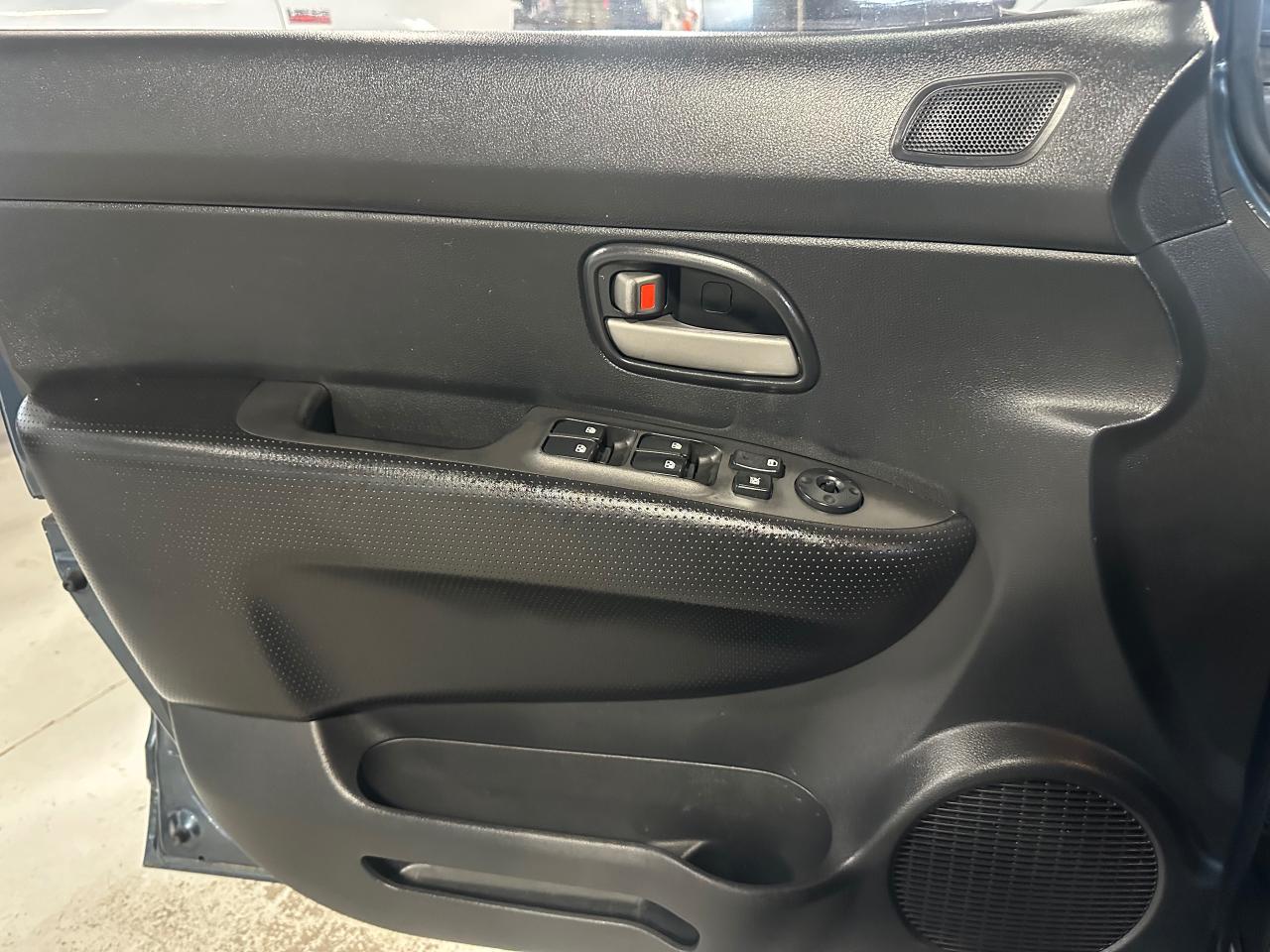 2010 Kia Rondo EX w/3rd Row - Photo #24