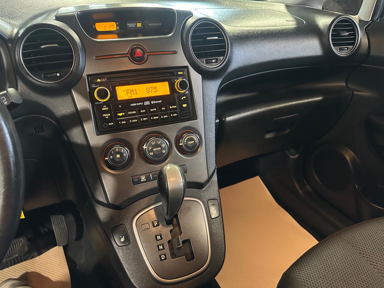 2010 Kia Rondo EX w/3rd Row - Photo #30