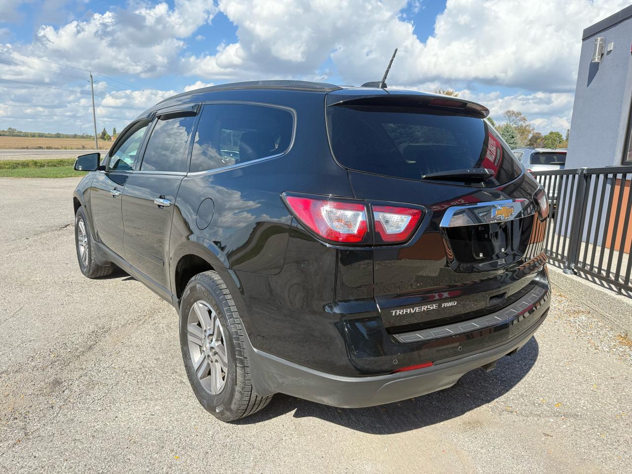 2017 Chevrolet Traverse LT | 7 Passenger | Backup Camera | Sunroof - Photo #3