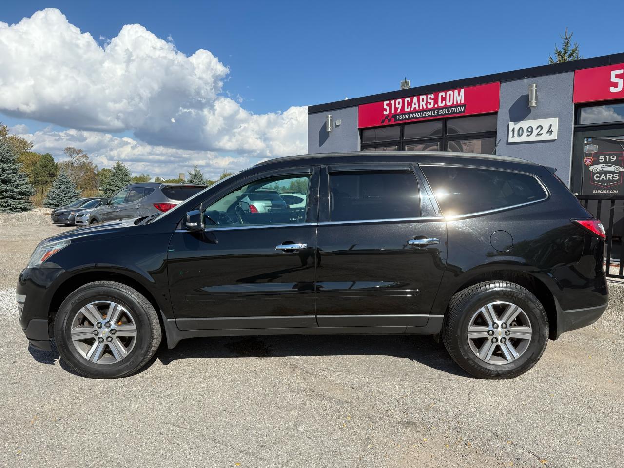 2017 Chevrolet Traverse LT | 7 Passenger | Backup Camera | Sunroof - Photo #2