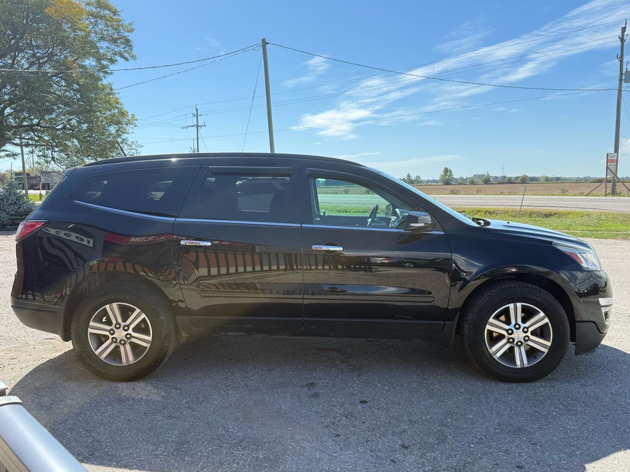 2017 Chevrolet Traverse LT | 7 Passenger | Backup Camera | Sunroof - Photo #6