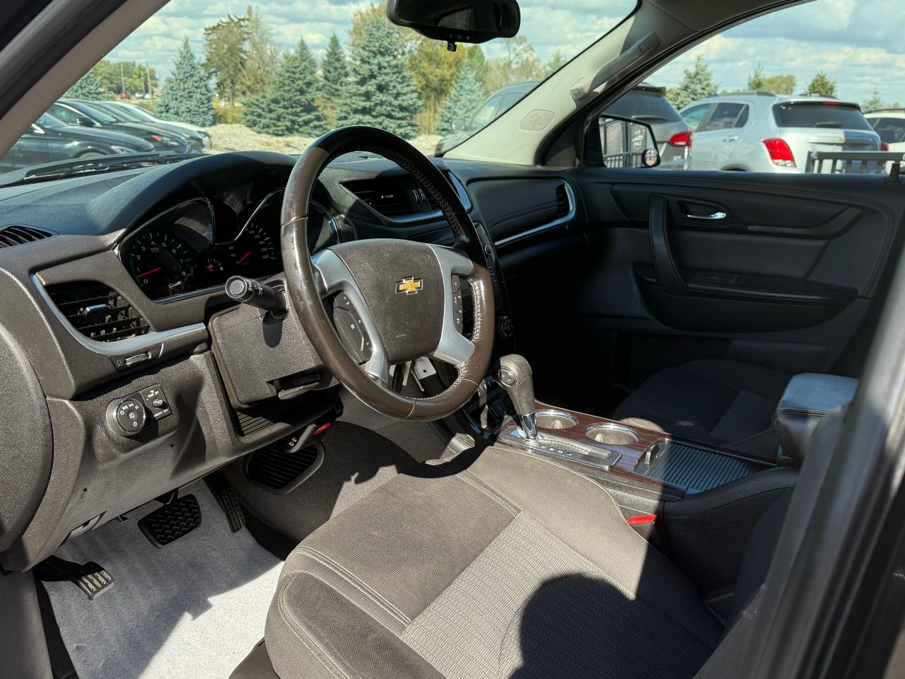 2017 Chevrolet Traverse LT | 7 Passenger | Backup Camera | Sunroof - Photo #9