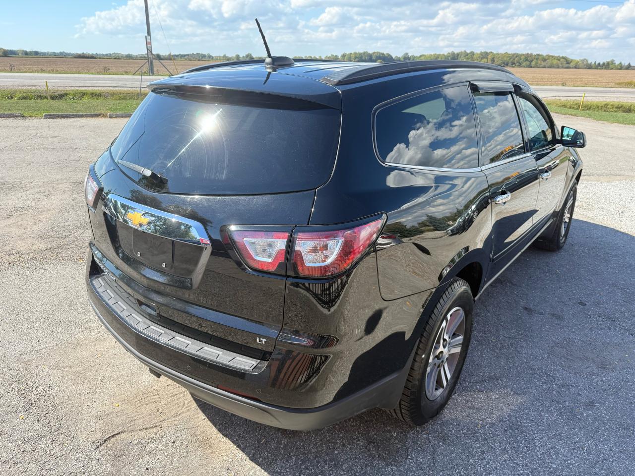 2017 Chevrolet Traverse LT | 7 Passenger | Backup Camera | Sunroof - Photo #5