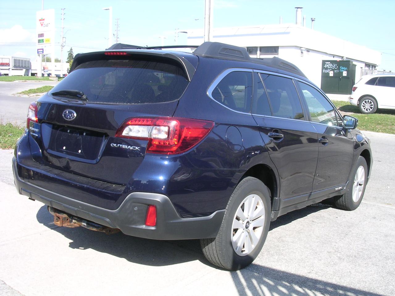 2018 Subaru Outback 2.5i Touring w/EyeSight Pkg Photo2