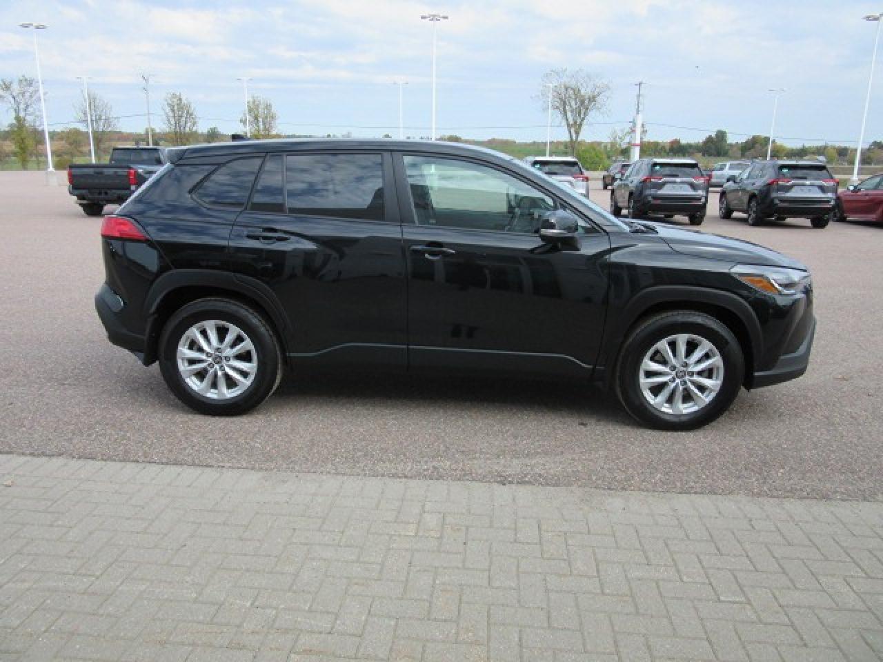 2022 Toyota Corolla Cross LE Photo