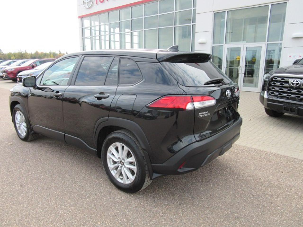 2022 Toyota Corolla Cross LE Photo2