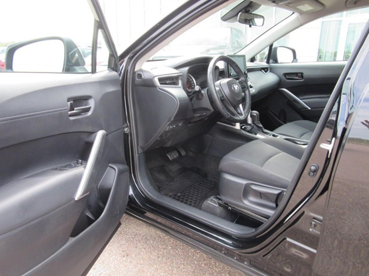 2022 Toyota Corolla Cross LE Photo
