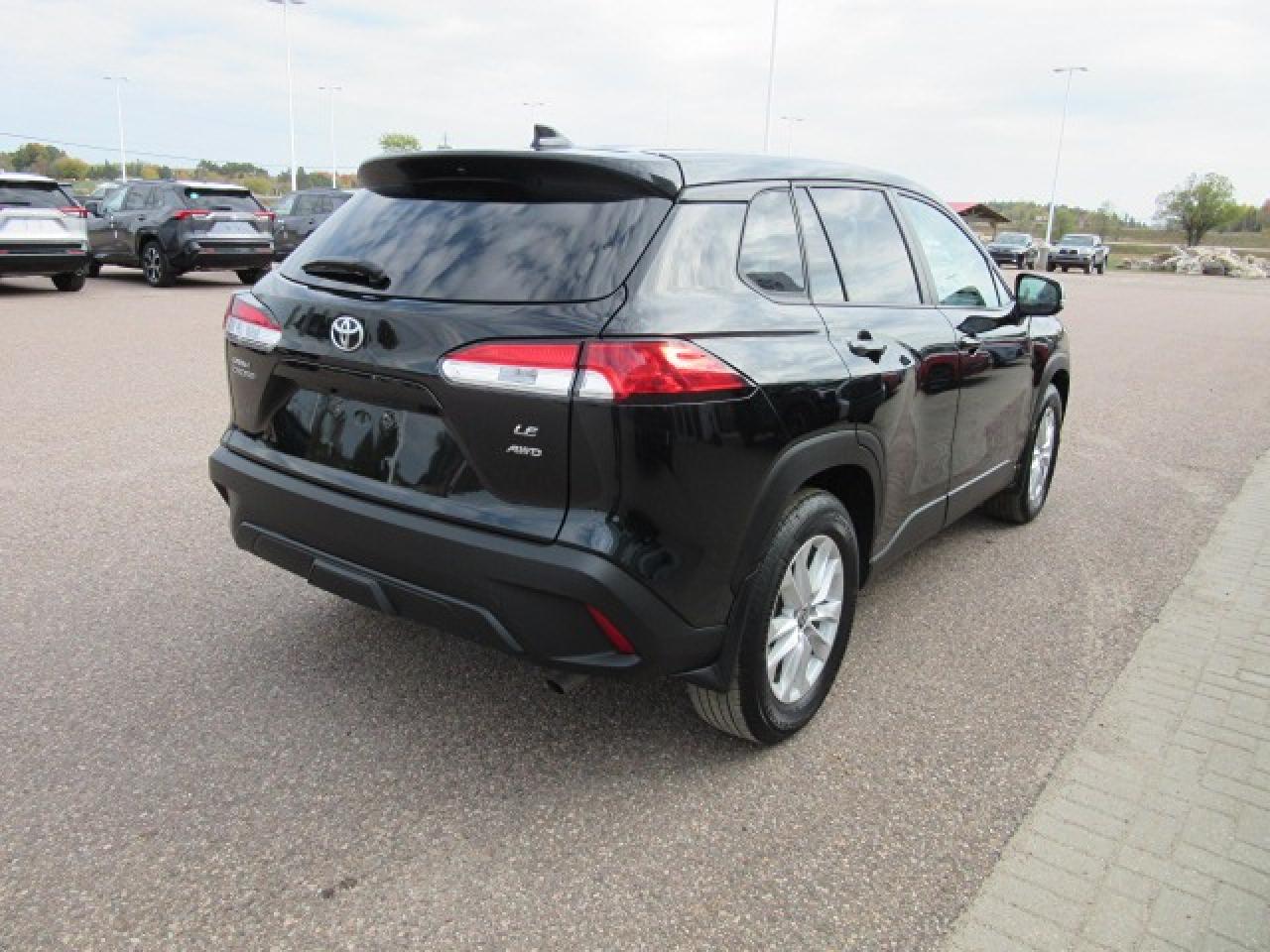 2022 Toyota Corolla Cross LE Photo4