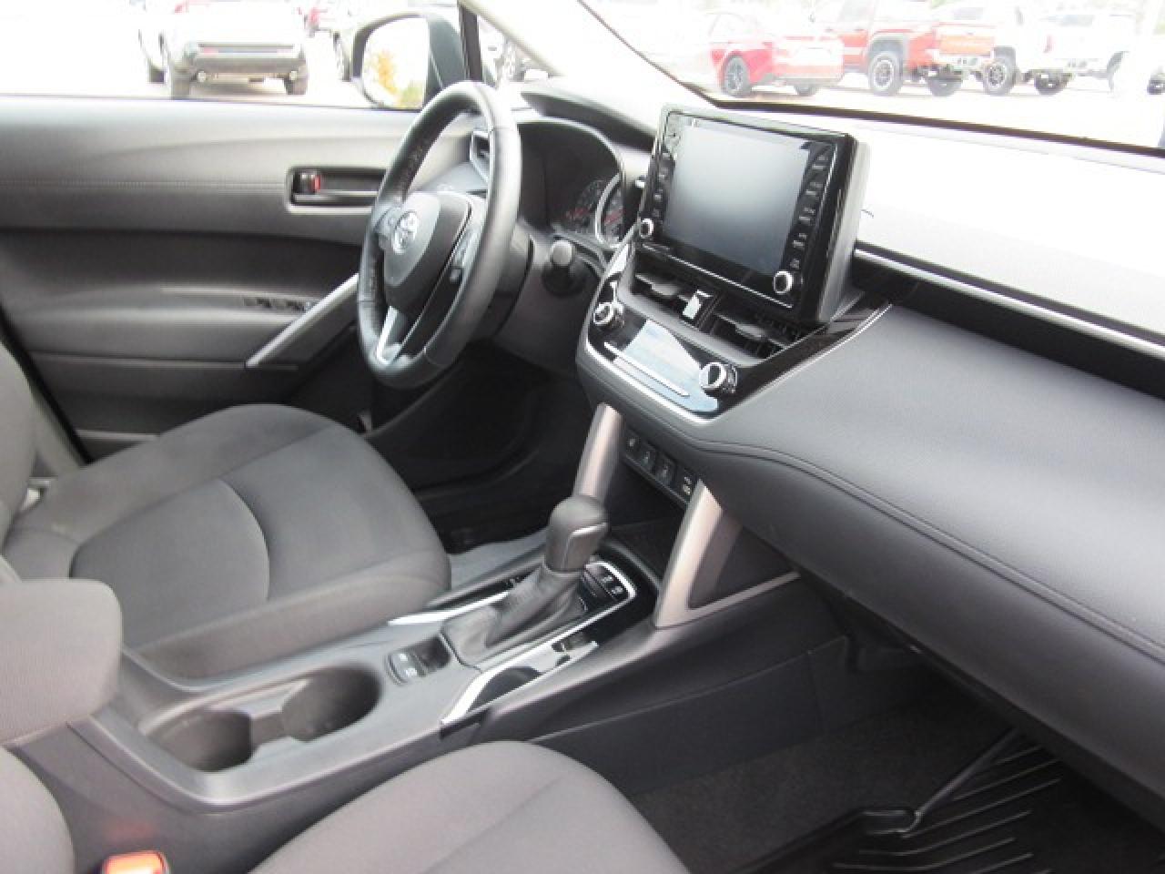 2022 Toyota Corolla Cross LE Photo