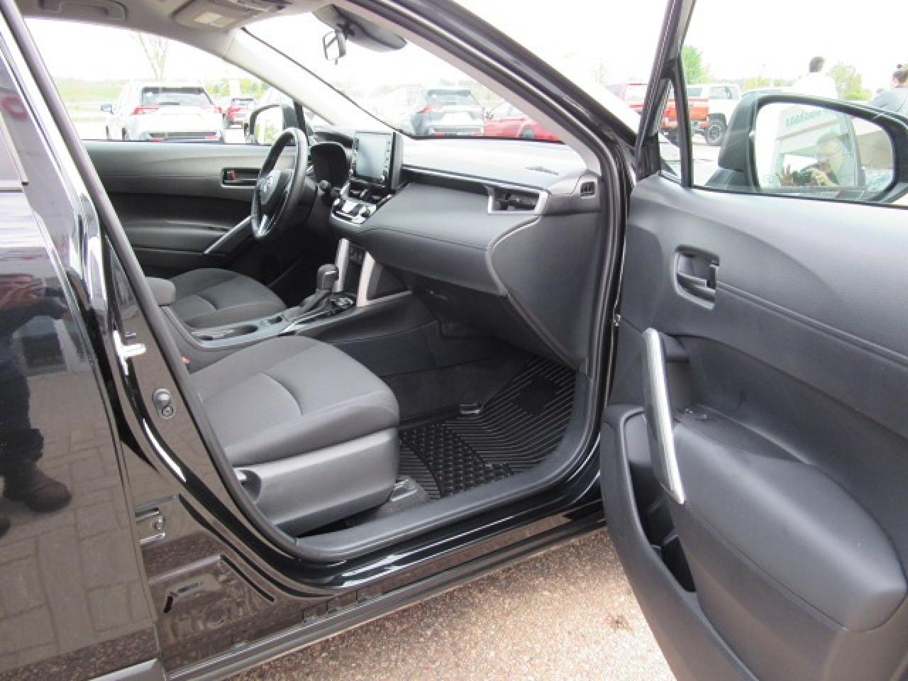 2022 Toyota Corolla Cross LE Photo