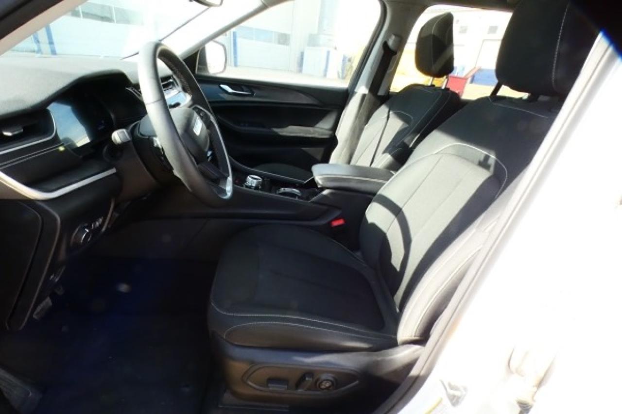 2023 Jeep Grand Cherokee Laredo w/Htd cloth, S/R, BUC - Photo #11