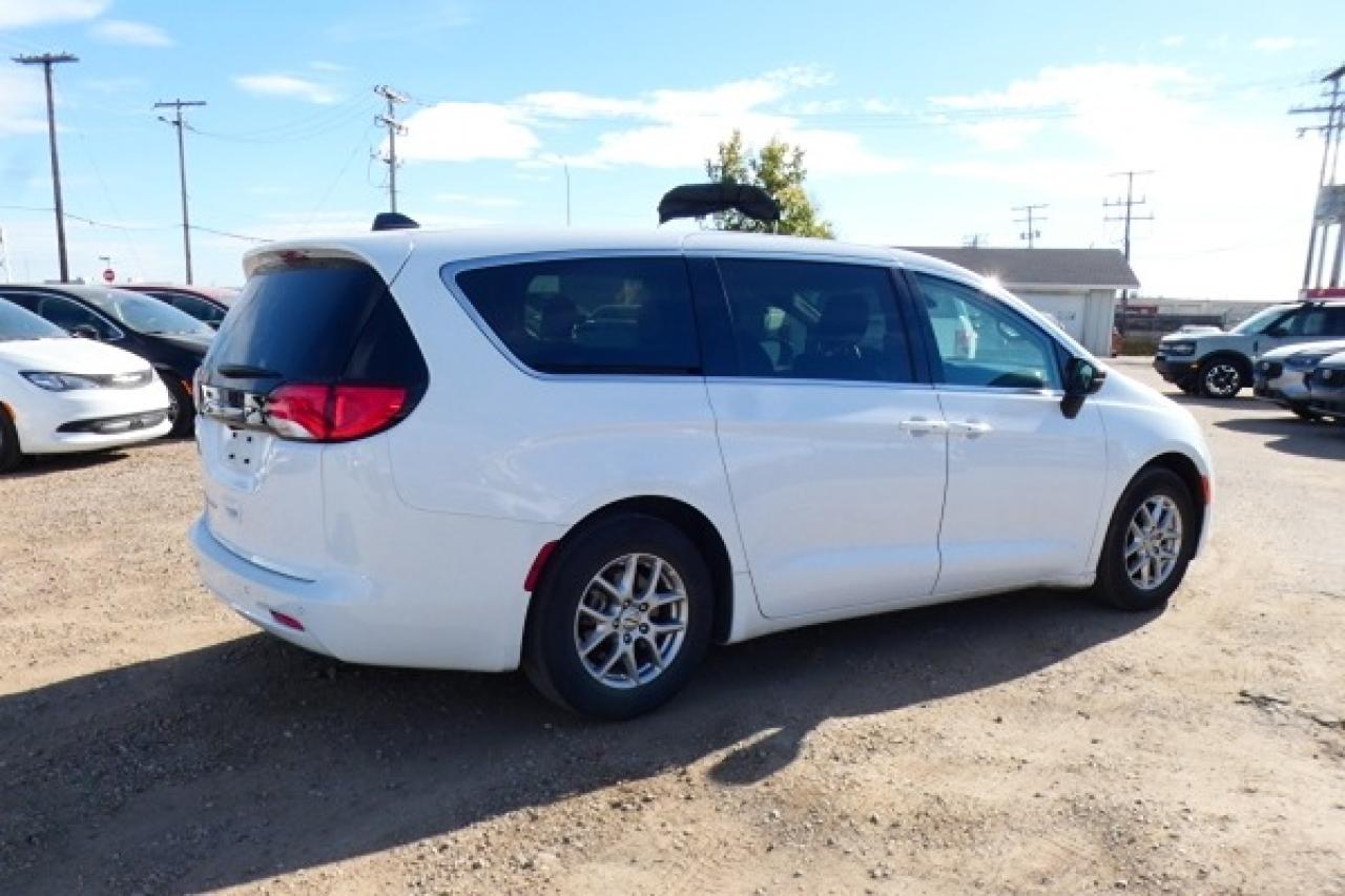 2024 Chrysler Grand Caravan SXT 2WD w/Htd cloth, NAV, BUC - Photo #6
